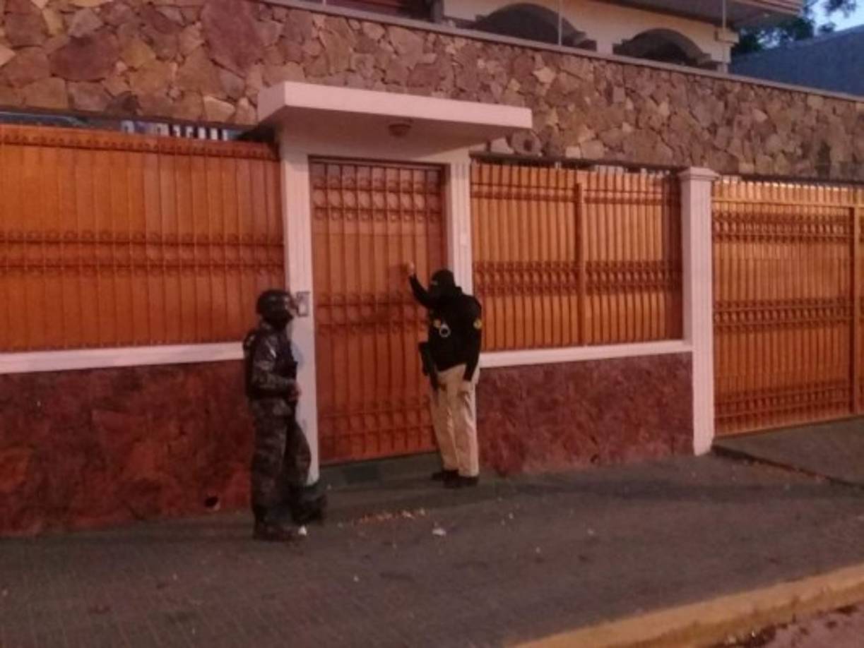 Se agrega que el sospechoso adquirió una flota de camiones y vehículos de lujo, que serán asegurados y traspasados a la Oficina Administradora de Bienes Incautados (Oabi).<br/><br/>Los allanamientos en San Pedro Sula se realizan en Costa Verde Villa, Jardines del Valle, colonia Trejo y barrio Lempira.<br/>