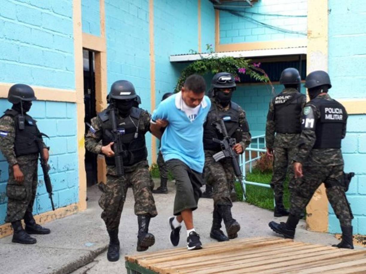 Los pandilleros fueron revisados antes de ingresar a los convoy que los trasladarán a 'La Tolva'.