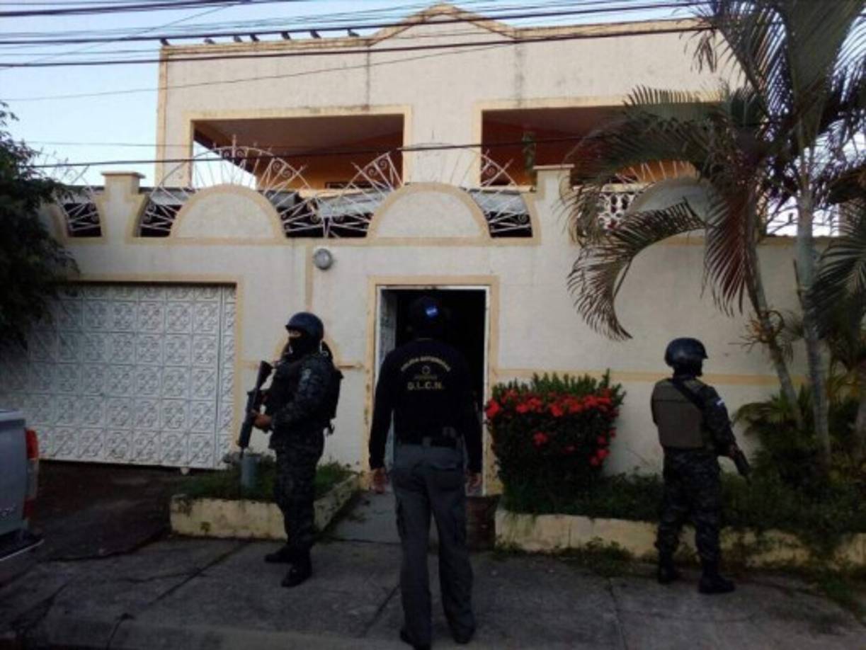 Agentes de investigación y fiscales del Ministerio Público realizaron este jueves la “Operación Eclipse”, que consiste en la ejecución de 18 allanamientos en viviendas ubicadas en los municipios de La Ceiba, Atlántida y Balfate, Colón. Este operativo tiene el objetivo 'de recolectar indicios relacionados con el delito de tráfico ilícito de drogas y delitos conexos', informó el Ministerio Público en un comunicado.<br/>