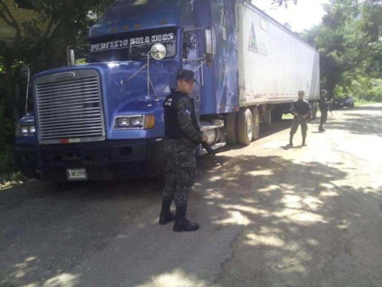 Un furgón supuestamente a nombre del exjefe de la Policía de Honduras Jorge Alberto Barralaga fue abandonado en la salida a Olancho, en el oriente de Honduras. El camión con placas hondureñas y número de registro AAK-2358 fue dejado a la orilla de una calle de tierra en la carretera a la comunidad de Guasculile.