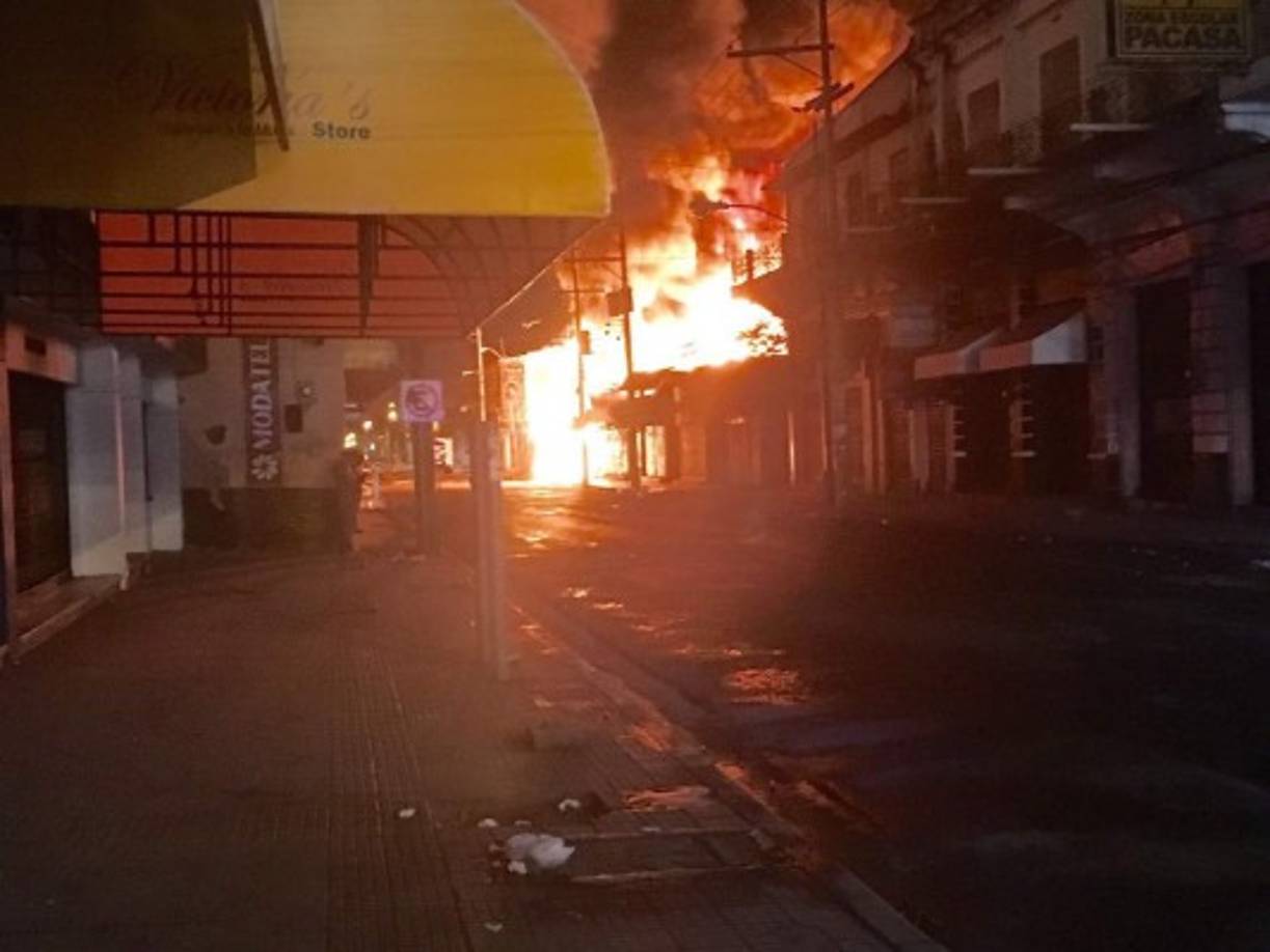 El incendio en el mercado central de San Pedro Sula inició a eso de las 3:30 de la madrugada.