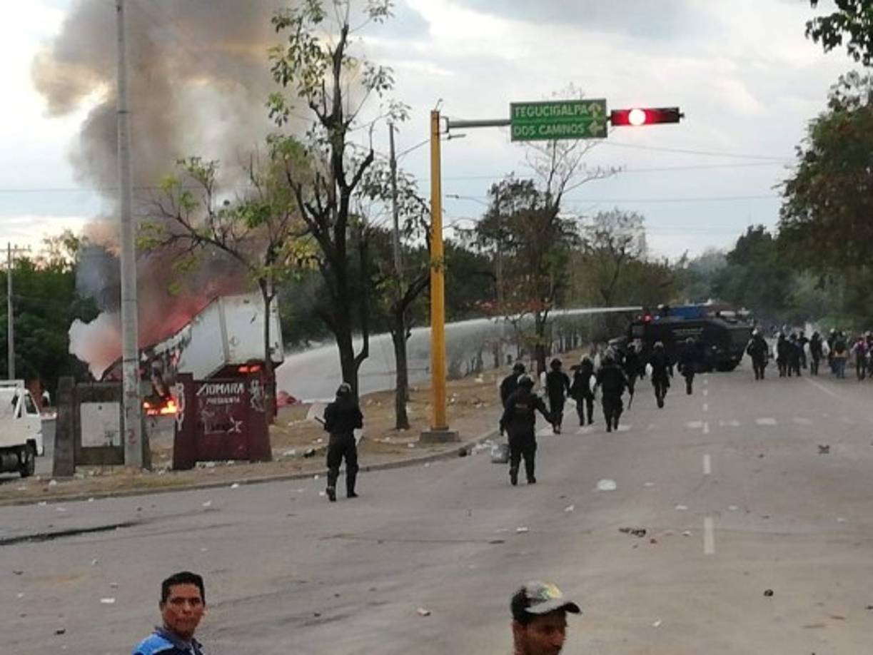 La Policía utilizó tanquetas para mitigar el fuego en los furgones.
