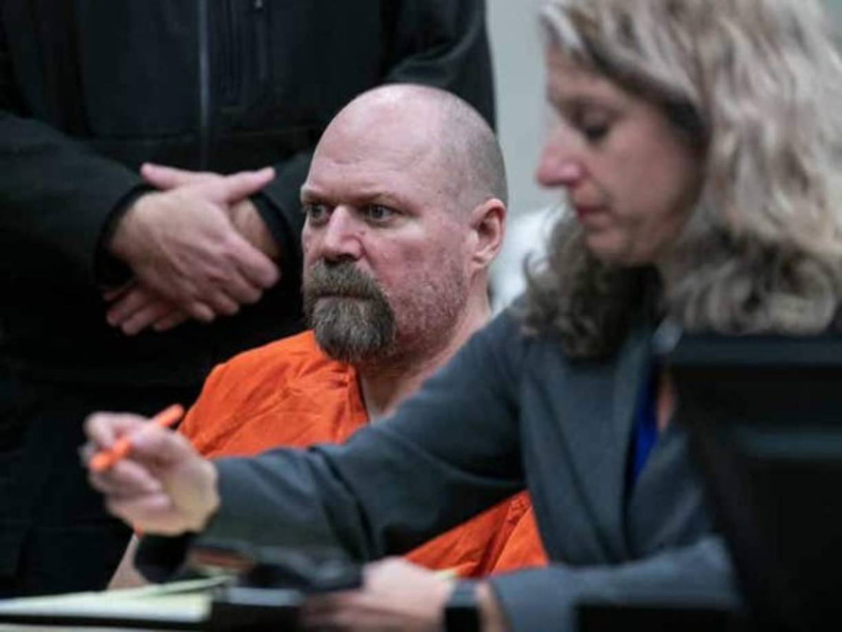 Además, Gregory Bush se enfrentó a un hombre blanco, también armado, y le dijo: 'No dispares y no dispararé: los blancos no disparan a los blancos'.