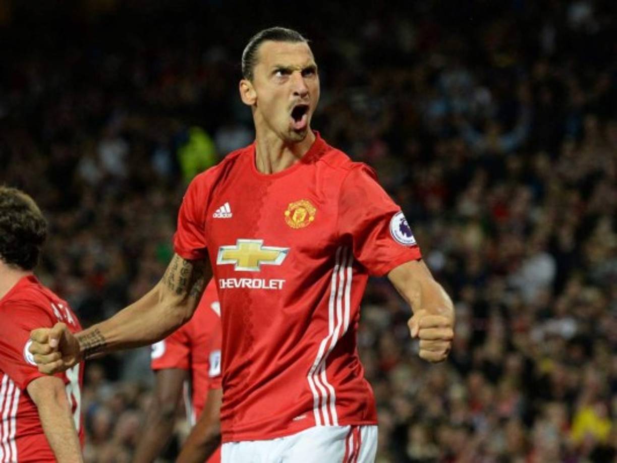 El Manchester United teme perder a su delantero titular en la presente temporada. El sueco Zlatan Ibrahimovic cuenta con varias ofertas de otros países y no descarta abandonar los diablos rojos después de su primer año en la Premier League.