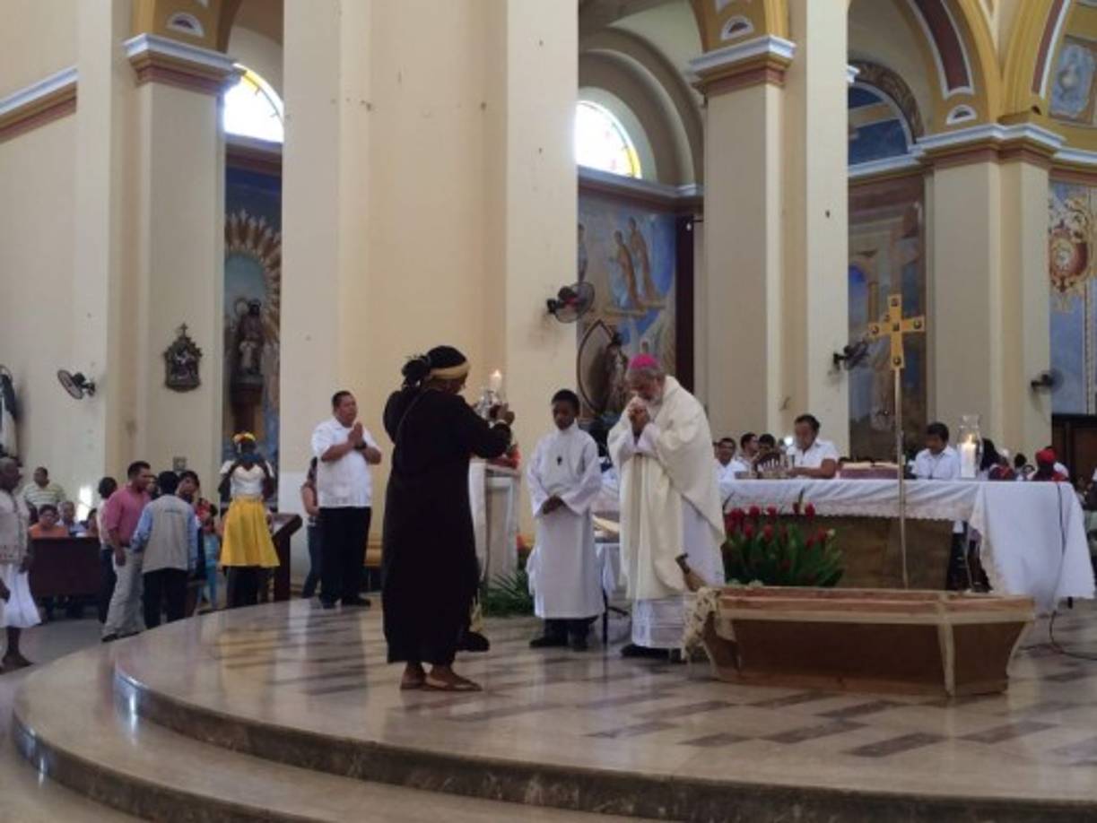 Decenas de garífunas acudieron a la catedral de San Pedro Apóstol para dar inicio a los festejos por el 218 aniversario de su llegada a Honduras.