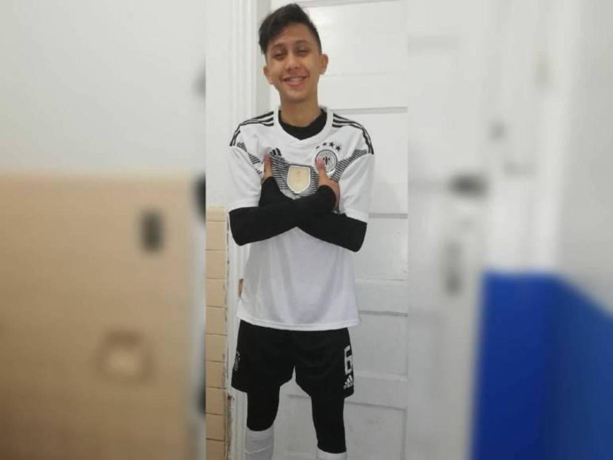 Fue formado en la academia de fútbol de la Comisión Nacional Pro Instalaciones Deportivas (Conapid).