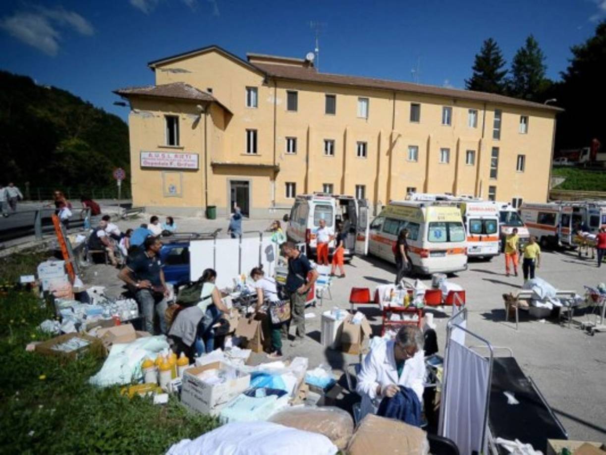 Las tres lucian arrasadas y transformadas en montañas de escombros donde sólamente sobresalian algunas pocas construcciones aún en pie.