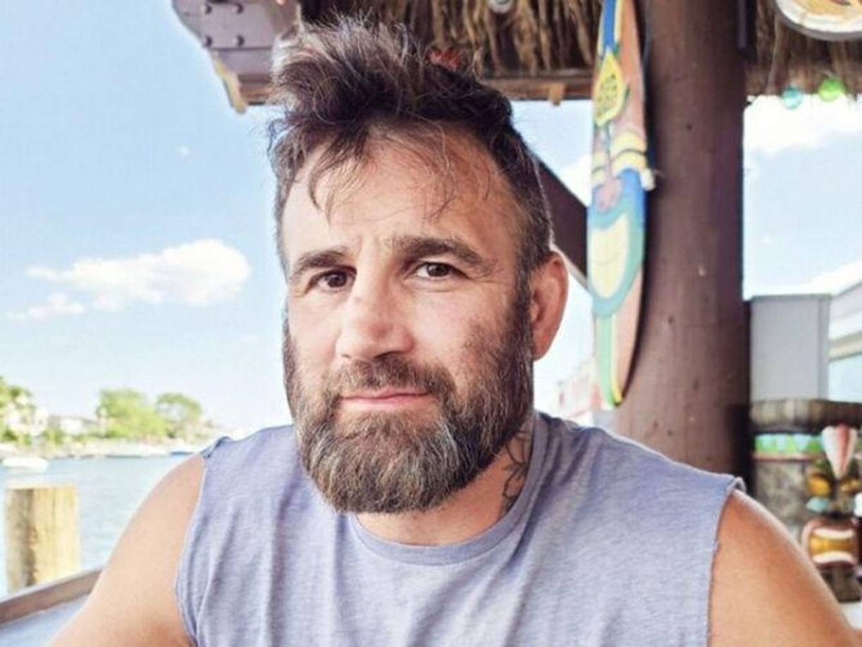 Según publica el medio local <i>Tribuna de La Bahía,</i> el estadounidense habría<i><b> “golpeado hasta la muerte a su novia </b></i>después de que ella le confesara que l<i><b>e había sido infiel.”</b></i>