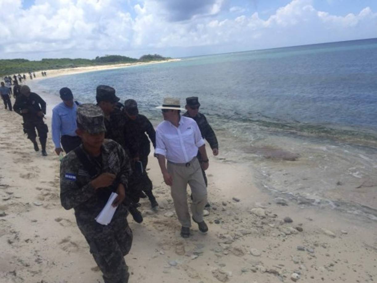 El Presidente Juan Orlando Hernández junto a militares visitó esta semana la isla que está deshabitada.