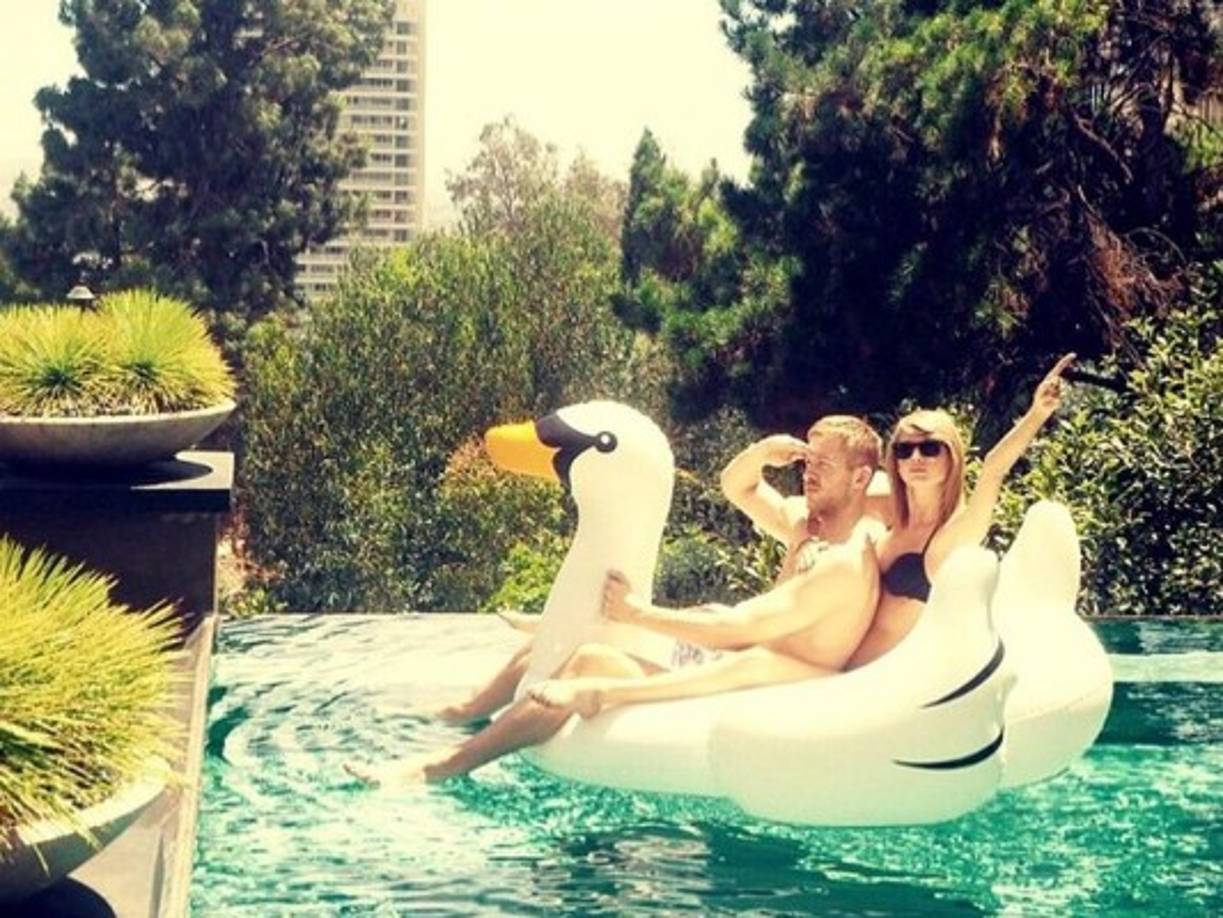 Taylor Swift y Calvin Harris hicieron oficial su relación con esta foto que disparó las ventas del cisne inflable.
