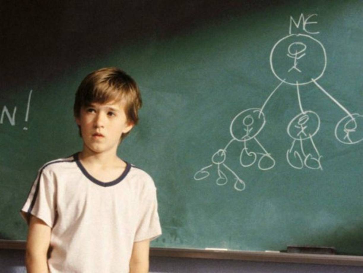 La película se estreno en 1999, Haley Joel Osment tenía 11 años cuando le dio vida al personaje.