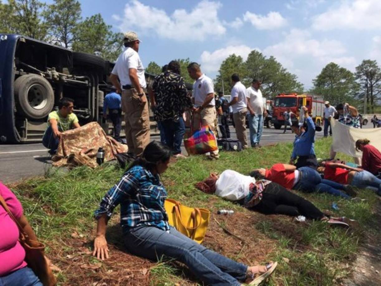 La unidad tipo (Coaster) con marca EP-04012 se dio vuelta y terminó en medio del tramo carretero. Hasta el momento solo se reportan heridos.