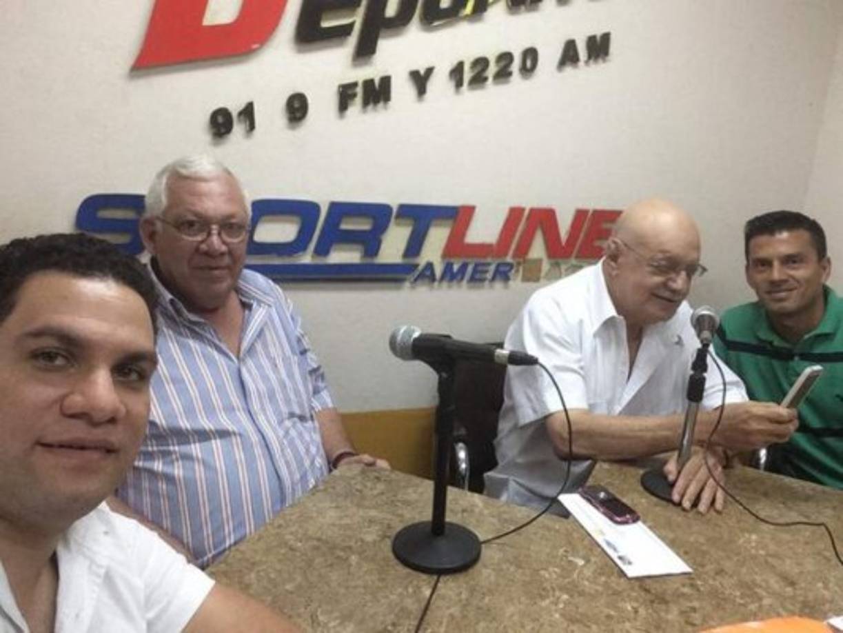 El locutor y empresario sampedrano Don Tito Handa es aficionado del Real España y su colega en el Programa Panorama Deportivo de Radio Internacional, Allan Rivera, es fiel seguidor del Marathón.