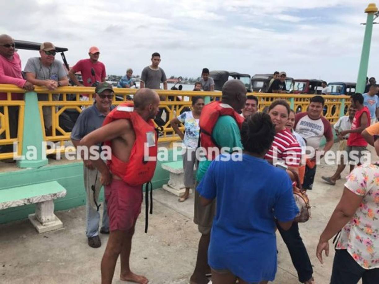 Los familiares de los tripulantes no ocultaron su alegría al saber que sus parientes habían sido rescatados con vida.