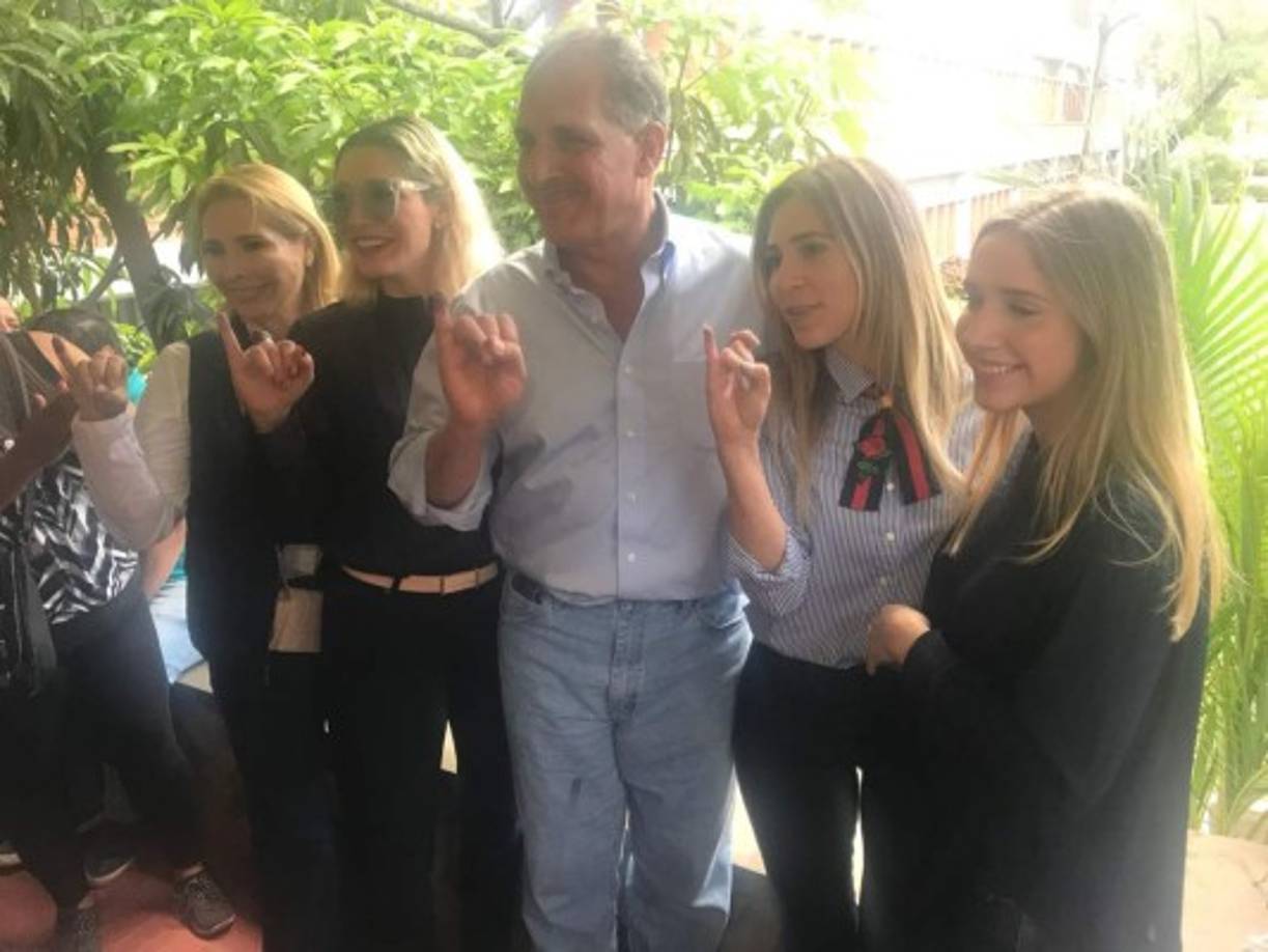 El político era uno de los más esperados por los medios, pero la belleza de su esposa y sus tres hijas terminaron por robarle el protagónico al popular alcalde conocido por su frase 'Papi a la orden'.