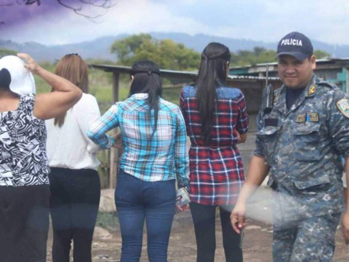 Varias madres estaban desde horas tempranas pero fue en vano ya que las autoridades tienen orden de no permitir visitas hasta nuevo aviso.