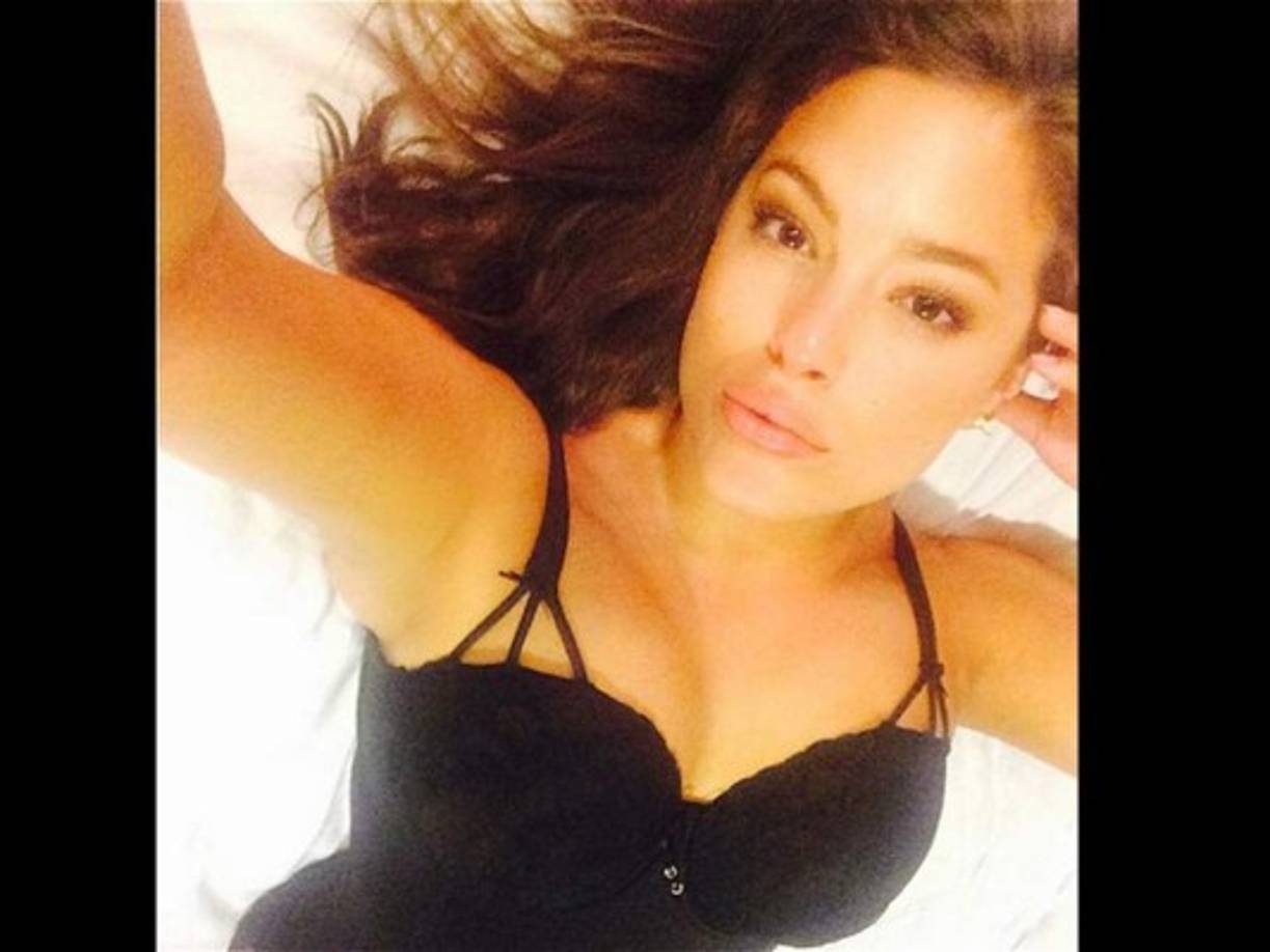 Ashley es una férrea activista y defensora de la inclusión de modelos con figuras “reales” en la industria de la moda.