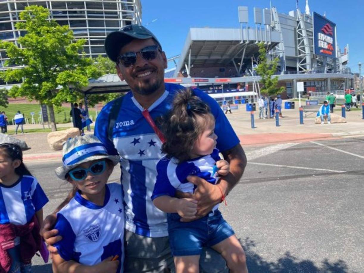Familias enteras se han hecho presente para ver a su amada selección de Honduras.