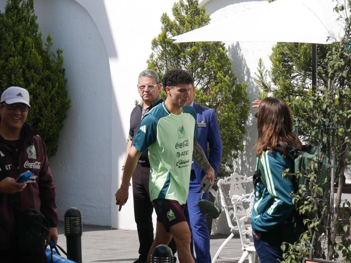 Los seleccionados mexicanos bajando del autobús de la selección para ingresar al hotel después del entrenamiento a puertas cerradas que tuvieron en el estadio Nemesio Díez.
