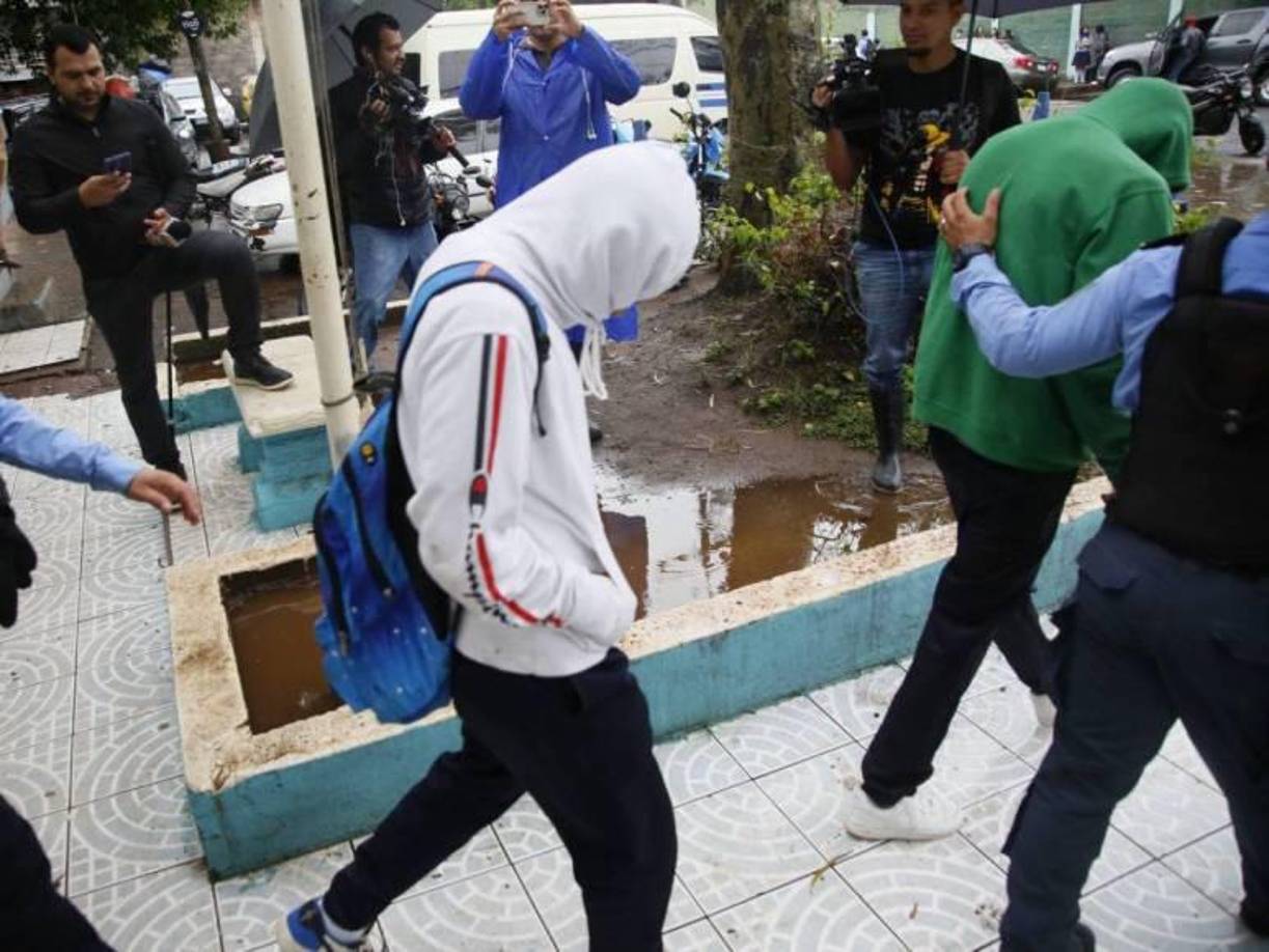 Hasta el momento, dos jóvenes han sido detenidos para ser interrogados en relación con el caso.