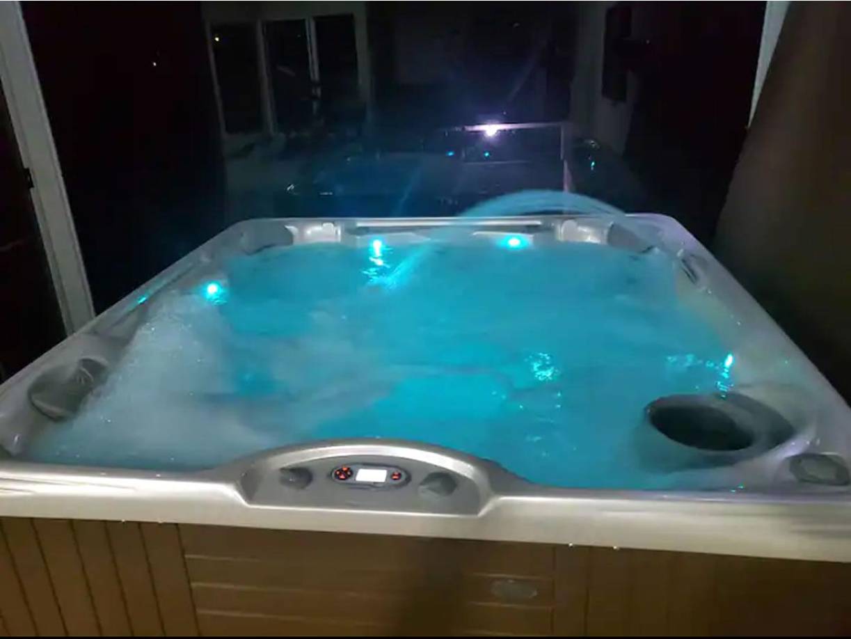 La vivienda también tiene un jacuzzi con una gran vista frente al mar.
