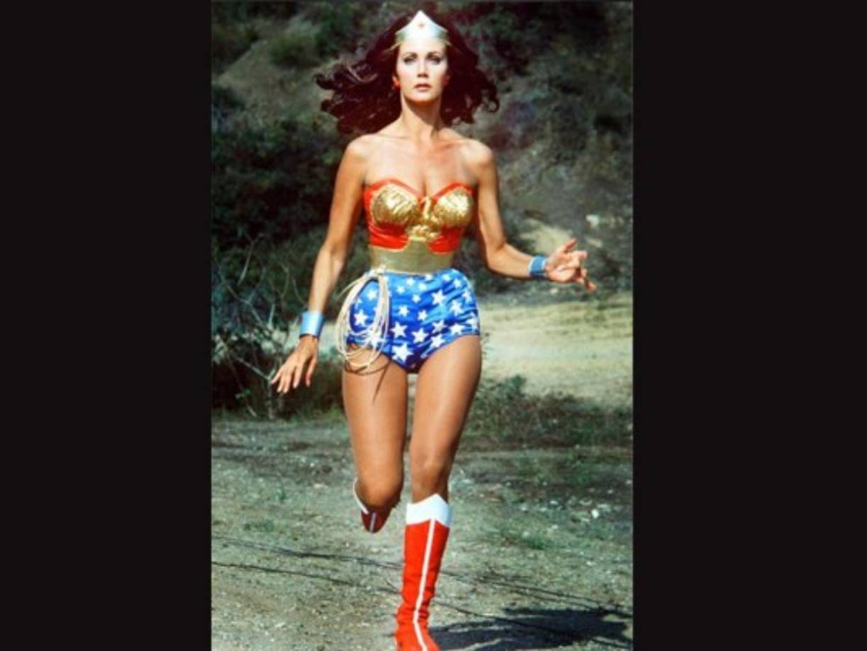 La actriz Lynda Carter enamoró a millones al interpretar el papel de la superheroína ficticia la 'Mujer Maravilla'.