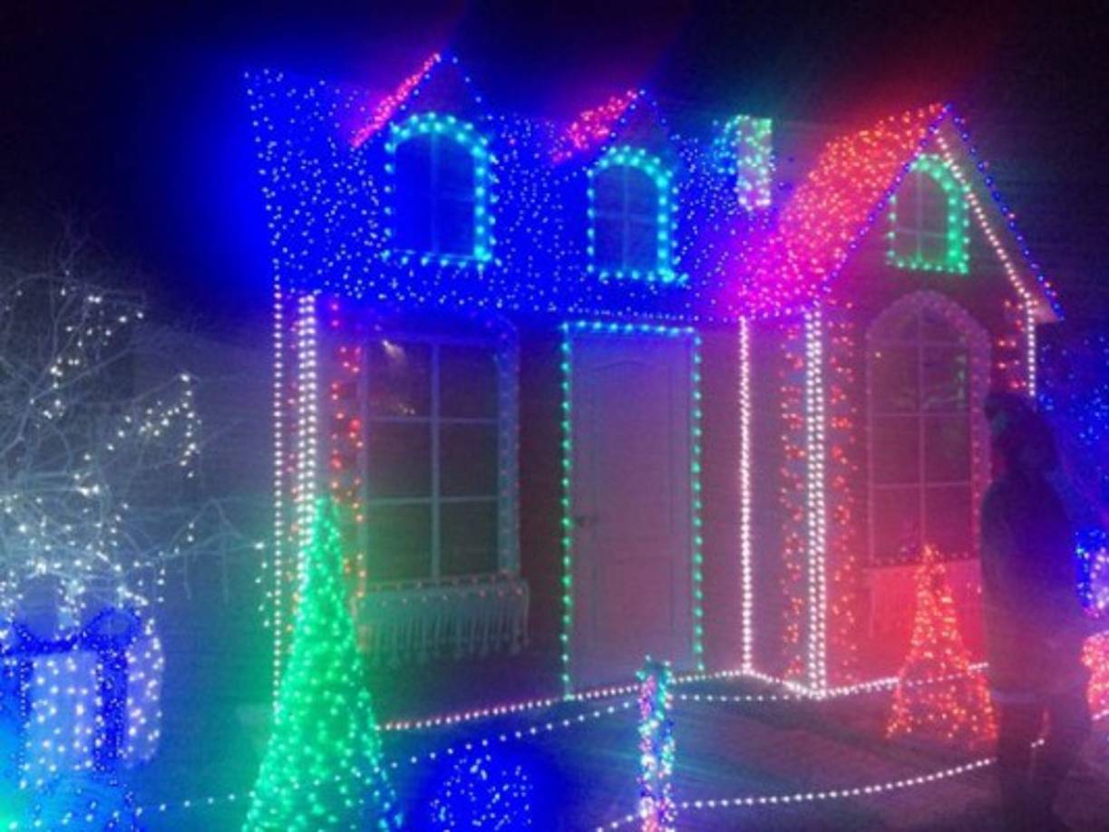 La Villa Navideña llenó de júbilo a los capitalinos que acudieron este martes a la inauguración.