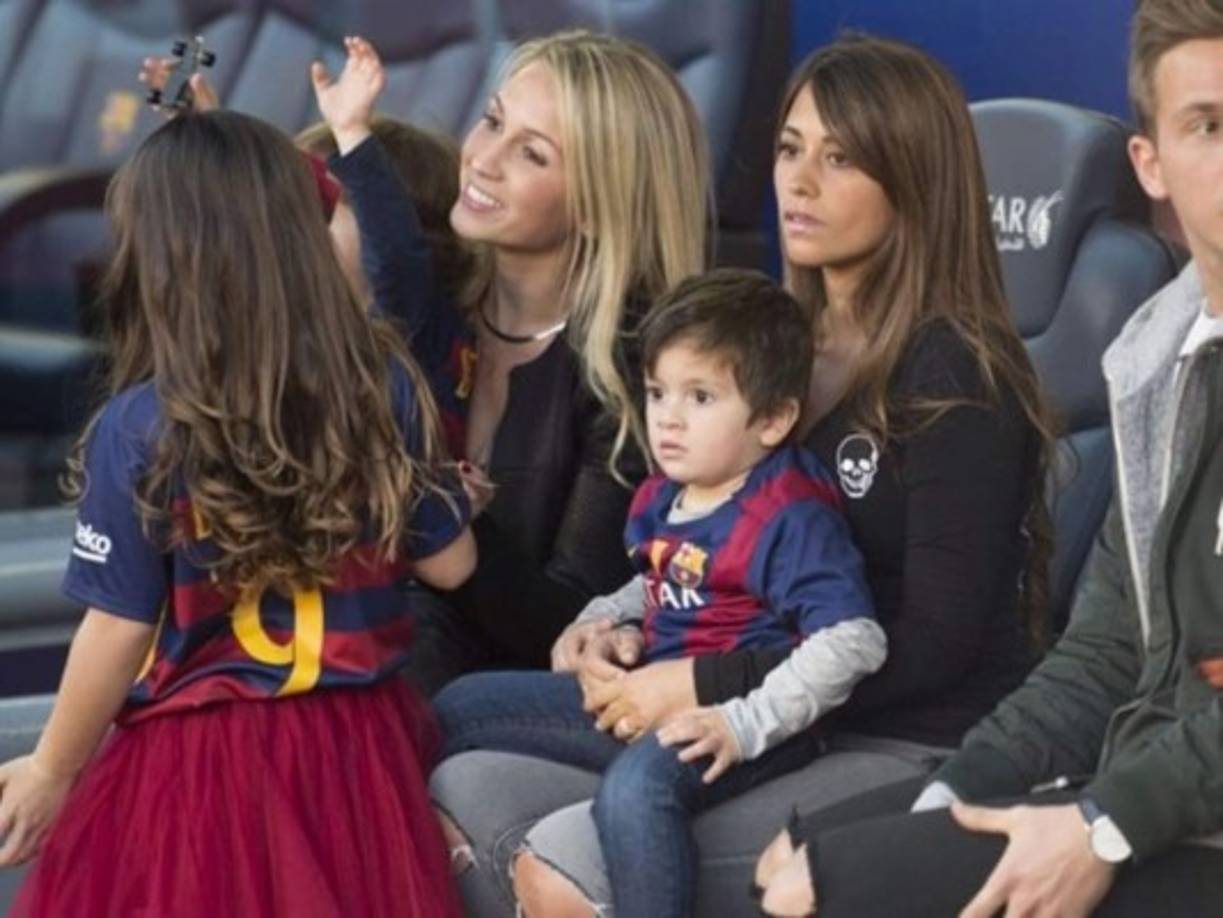 Antonella Roccuzzo estuvo muy pendiente del partido.