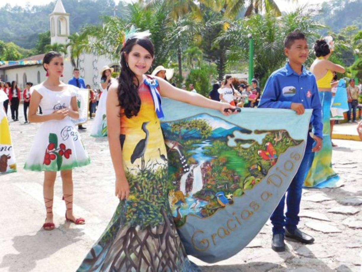 Esta jovencita llevó un vestido alusivo al departamento de Gracias a Dios.