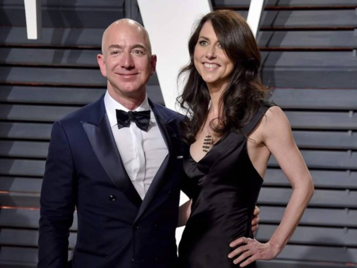 Mackenzie, de 50 años de edad, es licenciada en Filología Inglesa por la Universidad de Princeton. Se casó con Bezos en 1993. La pareja tuvo tres hijos hombres y adoptaron a una niña en China.