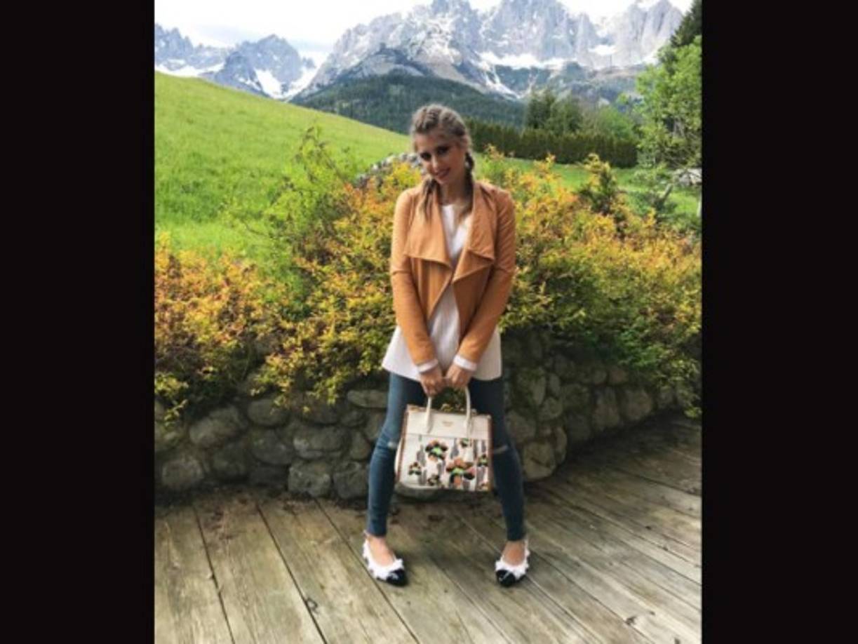 La hermosa modelo es muy seguida en su cuenta de Instagram con más de 155 mil seguidores, y quiso compartir una foto relajada en una piscina.