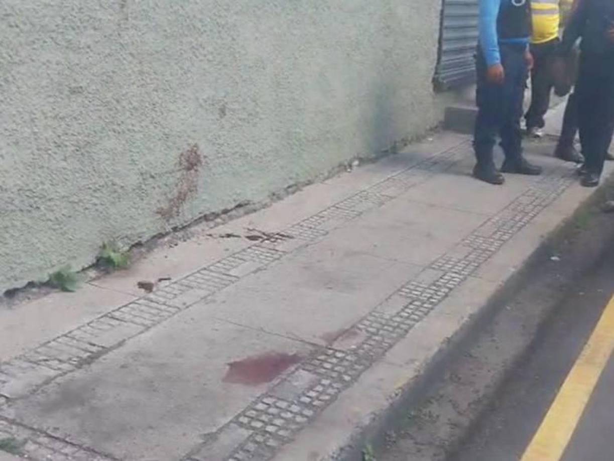 Ante la mirada atónica de los presentes, que no daban crédito a cómo una discusión por un choque derivó en un disparo mortal, quedó en la acera y pared varios rastros de sangre de la víctima.