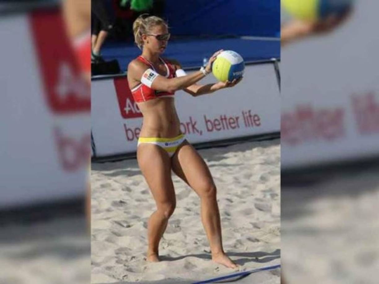 Podemos verla demasiado concentrada preparada para dar un buen saque.