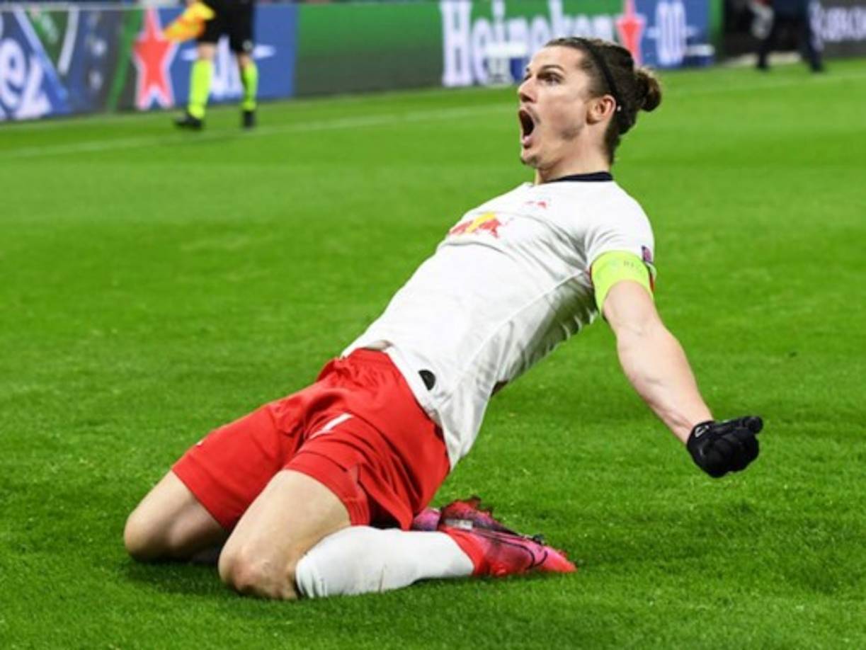 El RB Leipzig ha confirmado que está al tanto del interés de algunos equipos para hacerse con Marcel Sabitzer. 'Ha hecho grandes progresos, no hace falta decir que otros clubes también se están dando cuenta', ha dicho en Bild el director deportivo Markus Krosche, que también ha reconocido que tratarán su renovación en los próximos meses.