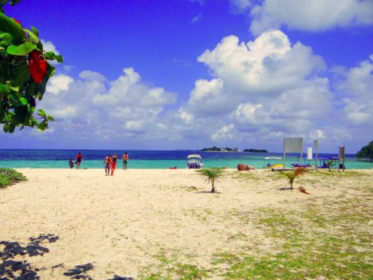 Zapotillos son una pequeña agrupación de cayos que también son conocidos como cayos Sapodilla o Sapote; poseen una ubicación envidiable a una hora en lancha de la bahía de Omoa, Honduras.