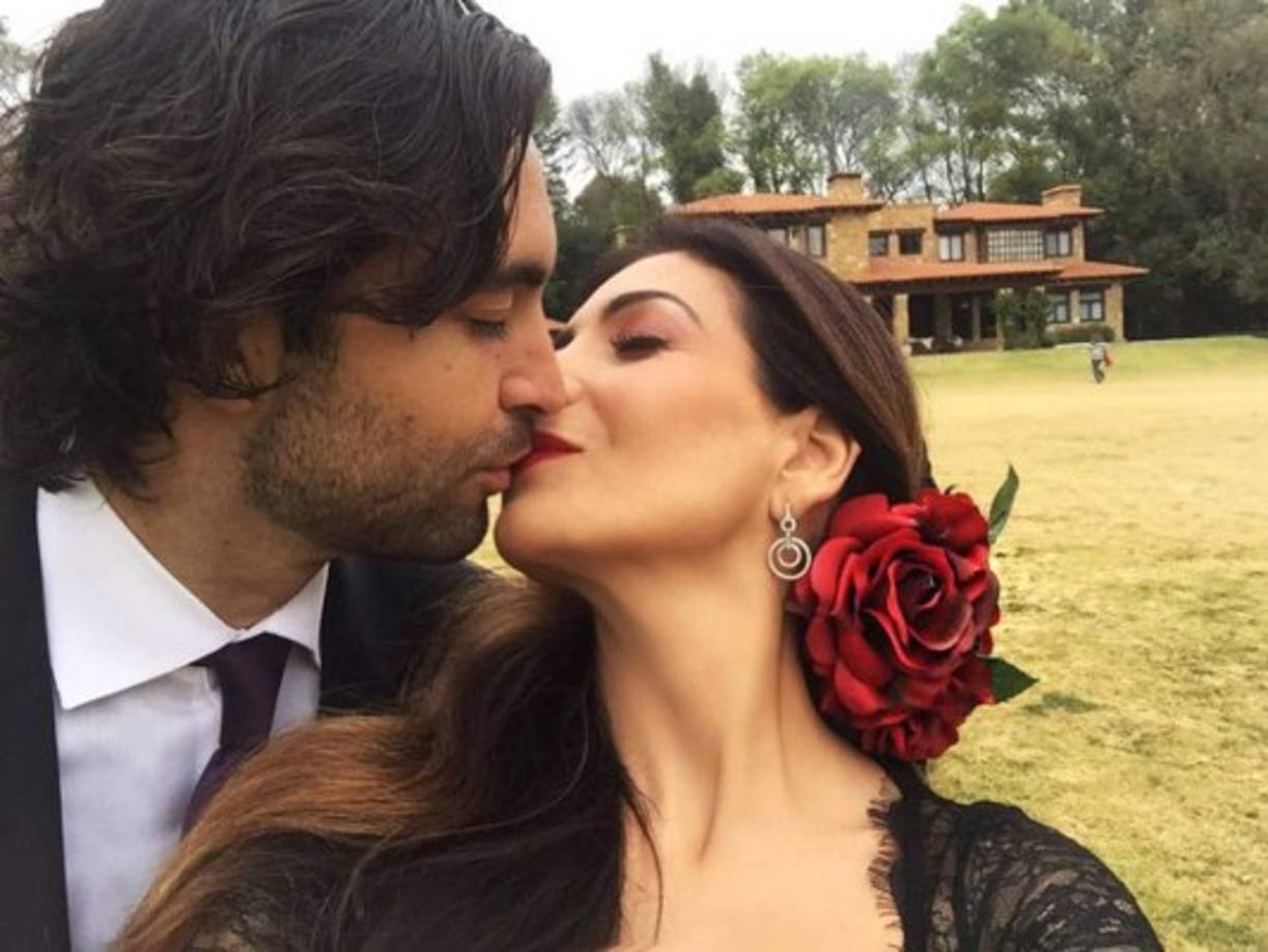 Manterola ha tenido dos matrimonios, primero se casó con Xavier Ortiz, exgaribaldi de quien se divorció. Después encontró el amor con Forrest Kolb, con quien se casó en diciembre de 2010.