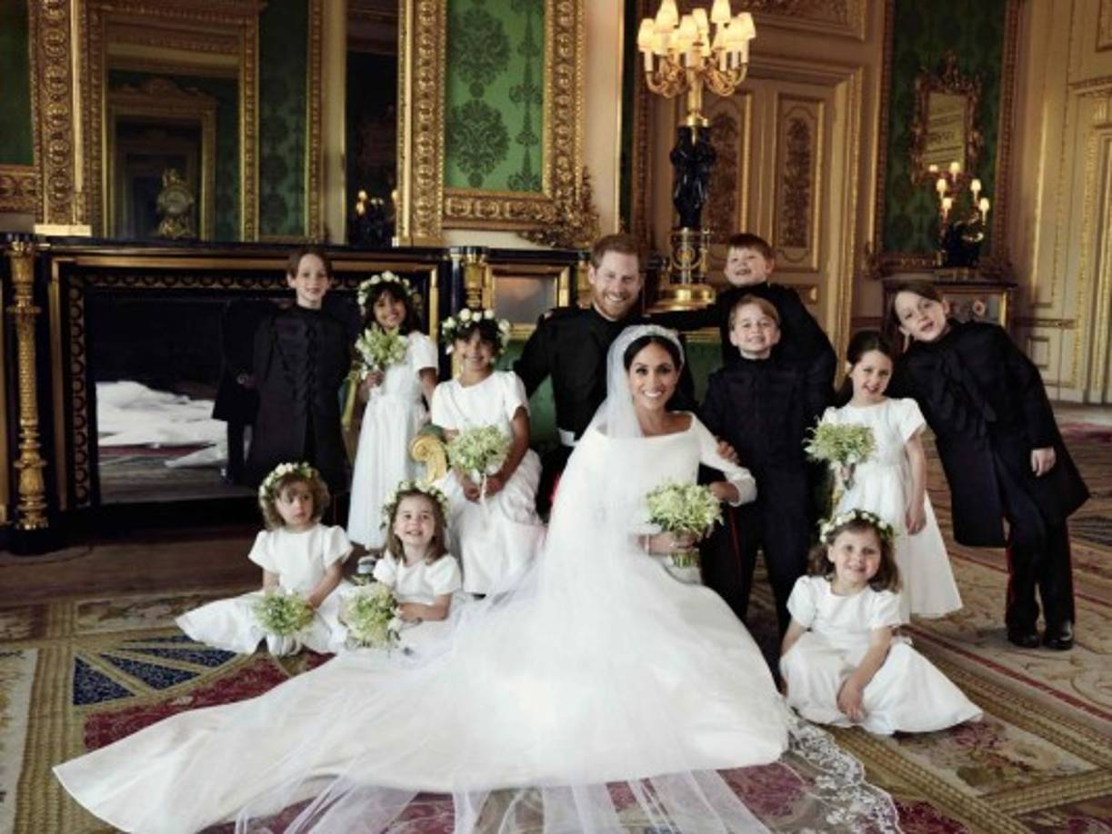 El Palacio de Kensington publicó hoy las primeras tres fotografías oficiales de la boda del Príncipe Harry y Meghan Markle, celebrada el pasado sábado 19 de mayo en el castillo de Windsor.