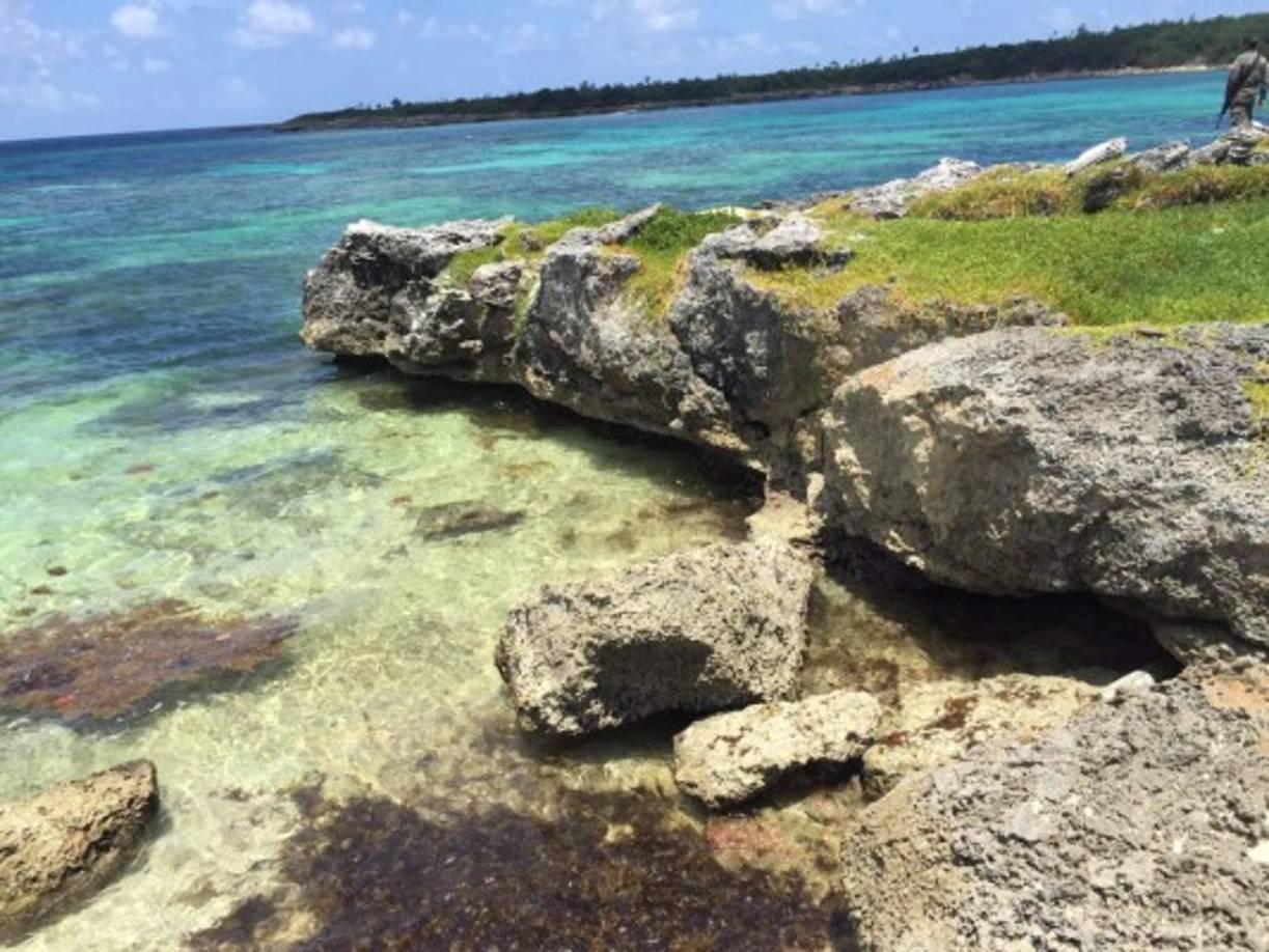 El archipiélago está formado por tres tres islas: Cisne Grande con 5.5 kilómetros cuadrados, Cisne Pequeño con 2.5 kilómetros cuadrados y El Cayo Pájaro Bobo Booby Cay.