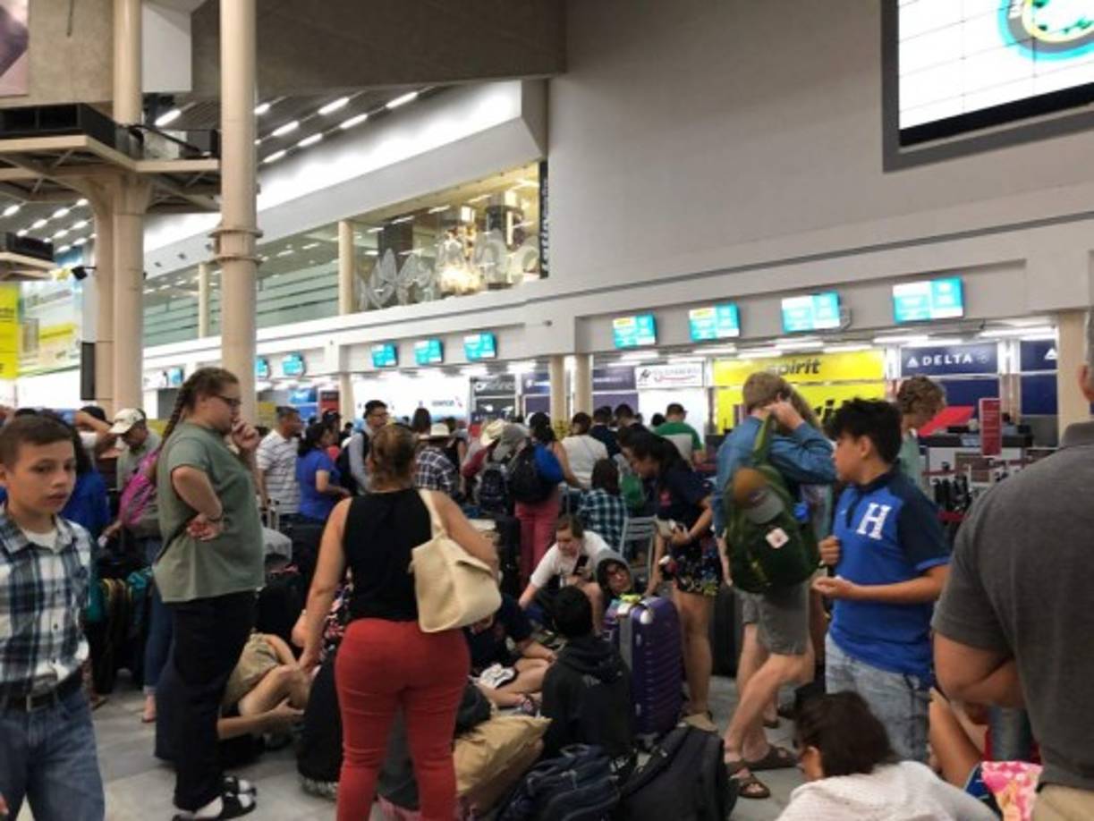 Los viajeros que salen vía aérea se vieron obligados a madrugar e incluso dormir en la terminal para poder abordar su vuelo y no perderlo por falta de movilidad.