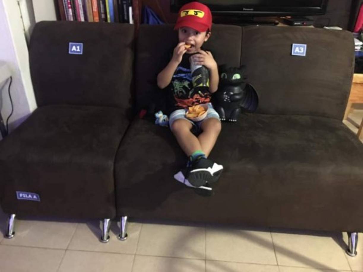 Finalmente el pequeño se ubicó en su asiento, (enumerado por cierto, para mantener el orden) y disfrutó con total felicidad de su película y regalos.