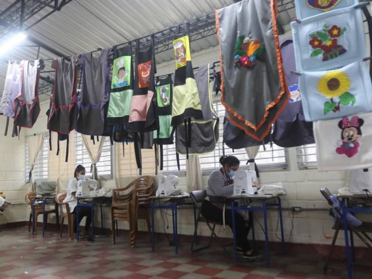 En otros módulos, hay cocinas, panaderías, talleres de costura, belleza, entre otros, donde las presas aprenden oficios para reinsertarse a la sociedad, pero ahora las autoridades quieren que obtengan ingresos. 