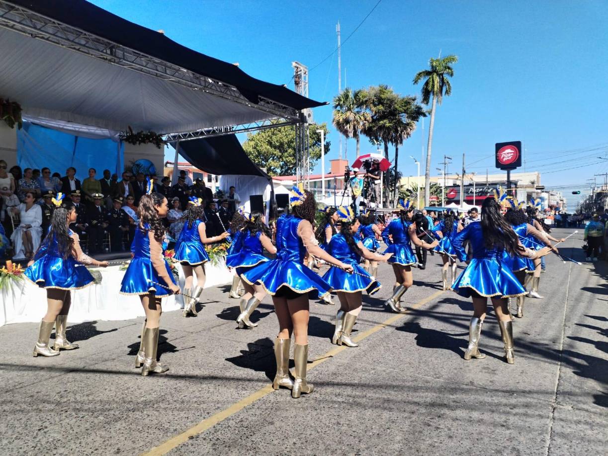 Con un atuendo azul, las palillonas del Manuel Bonilla.