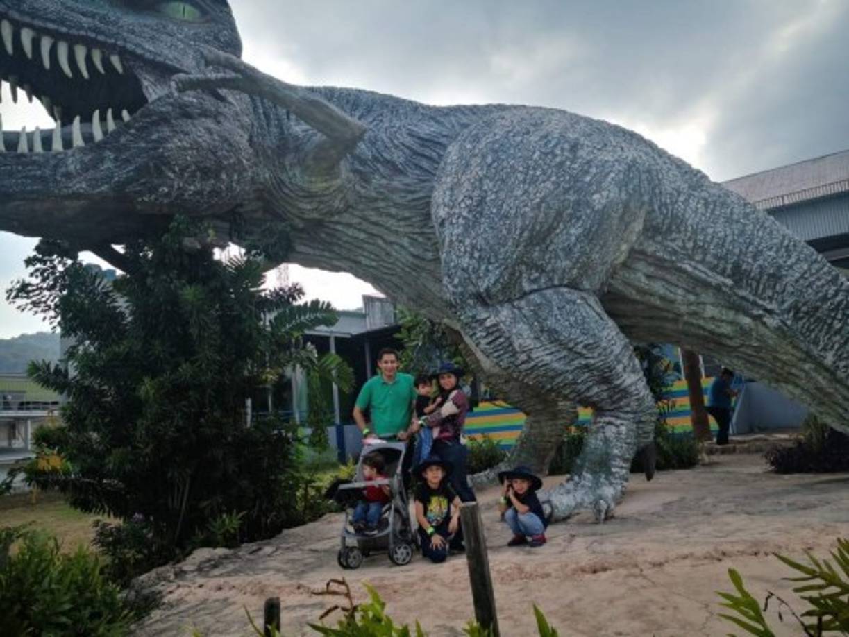 La señora Alicia Flores le desea lo mejor del mundo a su hijo Alejandro Flores por ser un padre ejemplar.