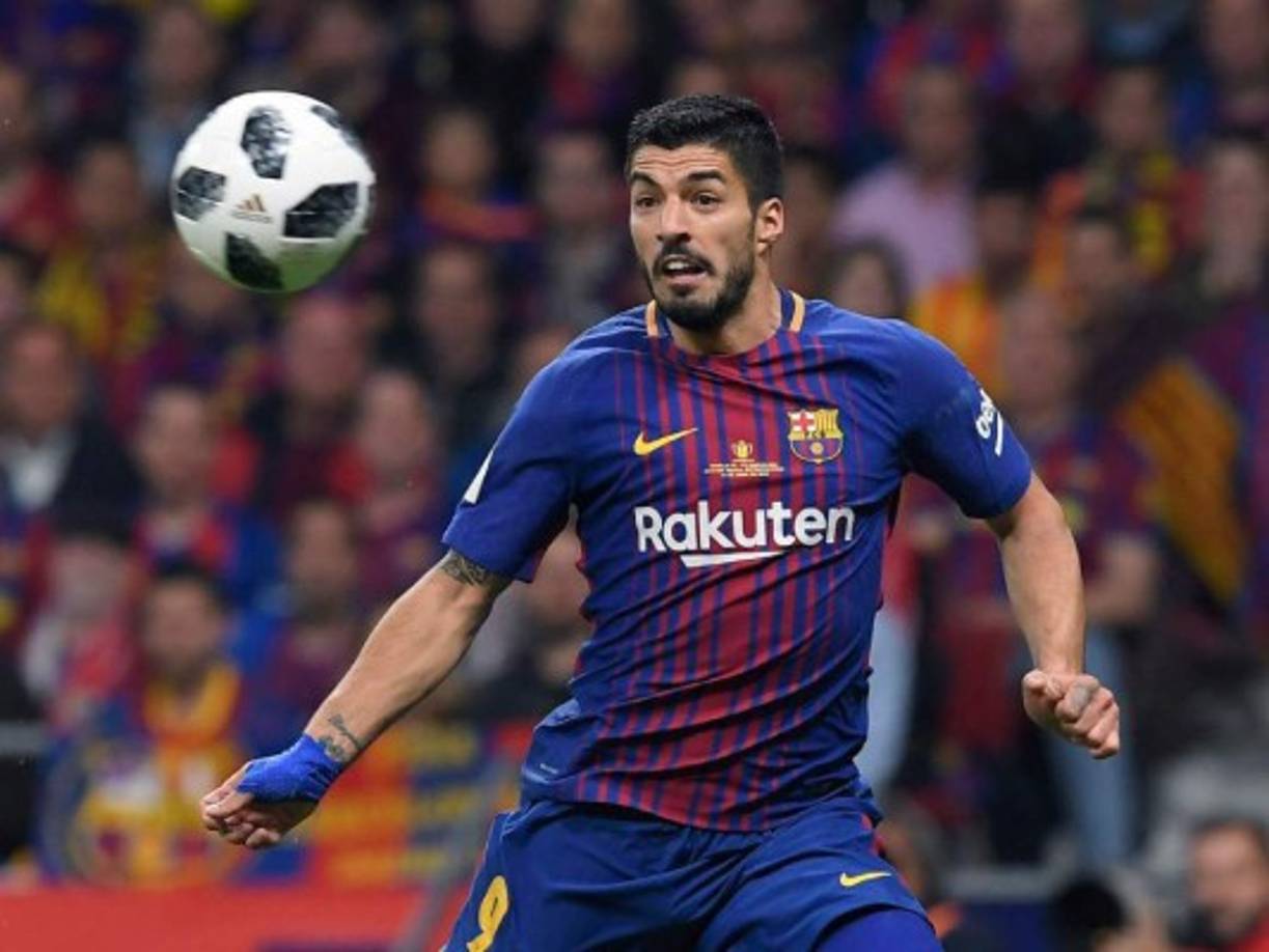 El PSG sigue empecinado en pescar en el Barça. Después de fichar el verano pasado a Neymar por más de 220 millones de euros, los parisinos vuelven a la carga. Ya han hecho llegar una oferta a los agentes de Coutinho por 270 millones, según Mundo Deportivo. Pero la cosa no acaba aquí. Tal y como publica el diario Sport, el equipo francés está estudiando la estrategia para intentar abordar el fichaje de Luis Suárez. Los dirigentes del PSG han visto en el uruguayo el recambio ideal para Edinson Cavani, con el que Neymar no tiene muy buena relación.