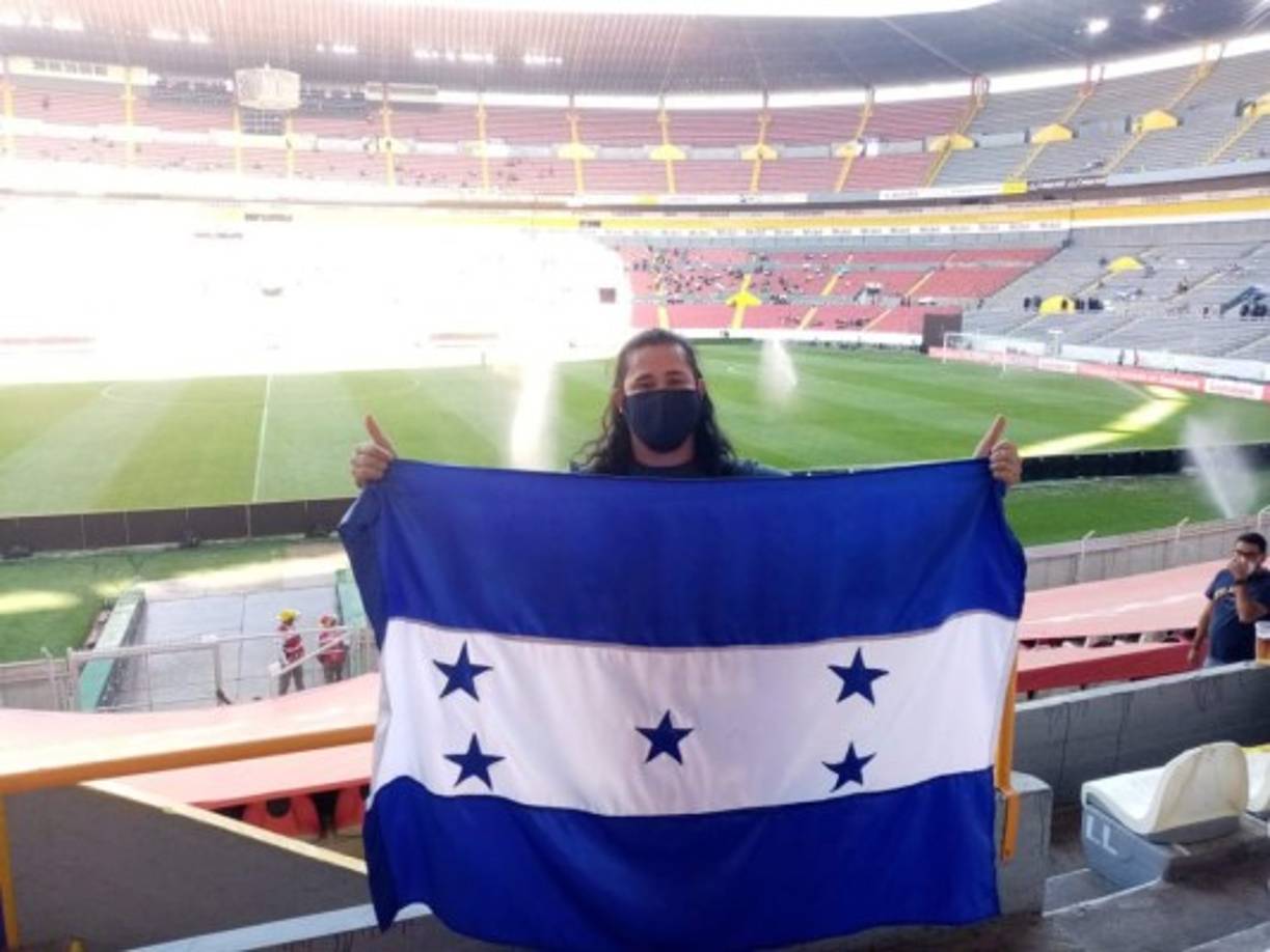 Higinio Pérez es un aficionado hondureño que radica en México y no dejó sola a la H. El chico llegó a las graderías del estadio Jalisco con la bandera de Honduras y se unió a los festejos. Foto Facebook Alberto Pérez.