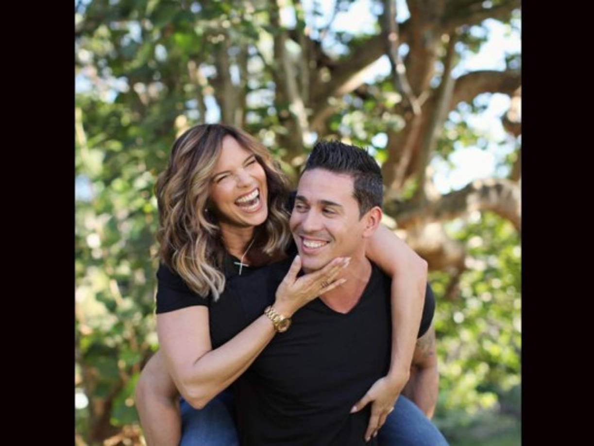 Por esta foto la conductora ha recibido cientos de críticas diciendo que su esposo parece su hijo.