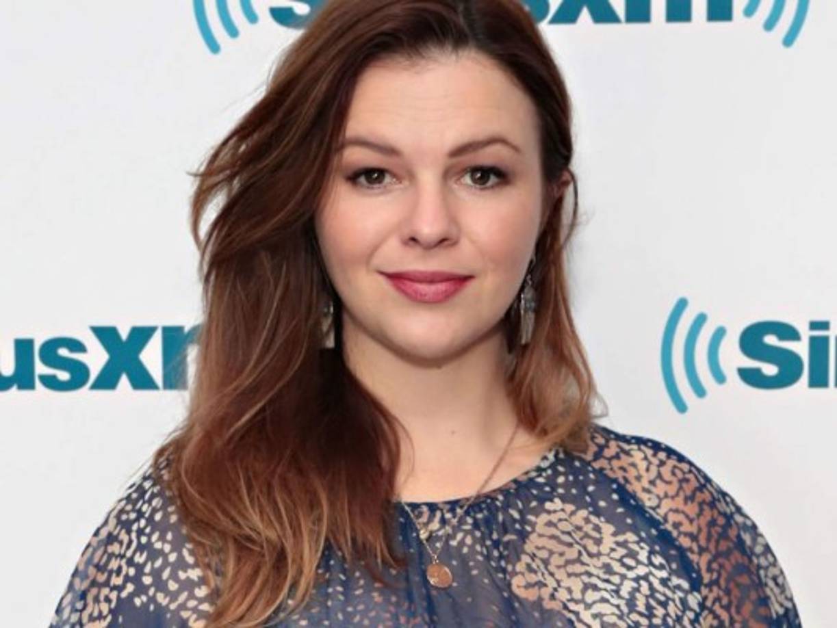 Amber Tamblyn: Fue una conmovedora revelación la que hizo la joven coprotagonista de '127 horas' en su cuenta de Instagram. Según su propio recuento, hace mucho tiempo sufrió una agresión sexual; estando con varias amigas, Amber se encontró con una expareja que abusaba de ella y el encuentro se tornó violento, pues en cuanto el sujeto la vio, se digirió hacia ella y la tomó del cabello con una mano, y con la otra de la entrepierna, levantándola en vilo para sacarla del lugar. Afortunadamente para ella, afuera del lugar se encontraban los hermanos de él, quienes lograron calmarlo. “Esa parte de mi cuerpo, a la que Donald Trump se refirió como algo de la que puedes agarrar a una mujer, me dolió durante más de una semana”.