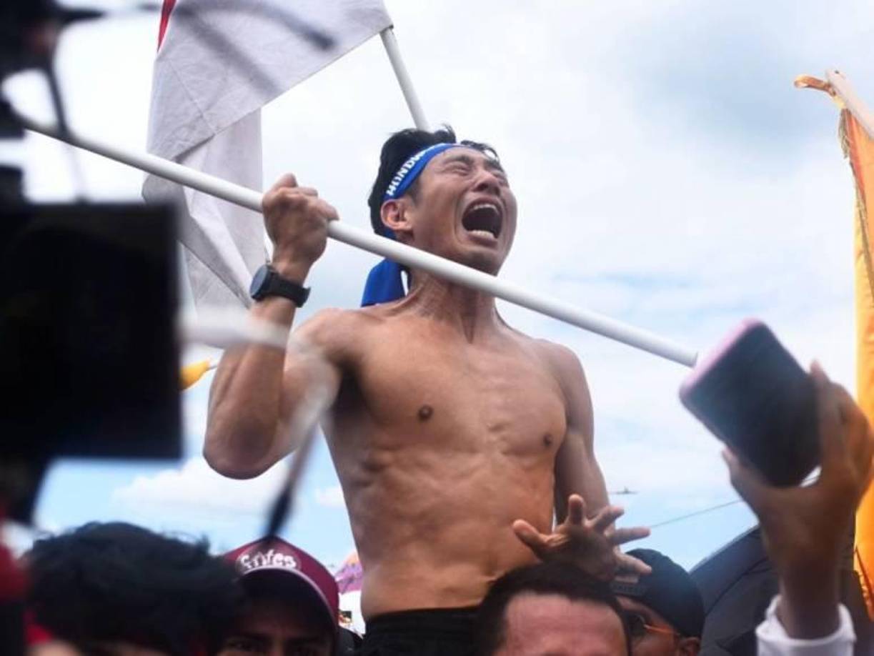 En su último día de maratón, el “influencer” salió desde la escuela Dionisio de Herrera en barrio Río de Piedras de San Pedro Sula, uno de los 10 centros educativos que será mejorado a través de los fondos recaudados durante este último reto.