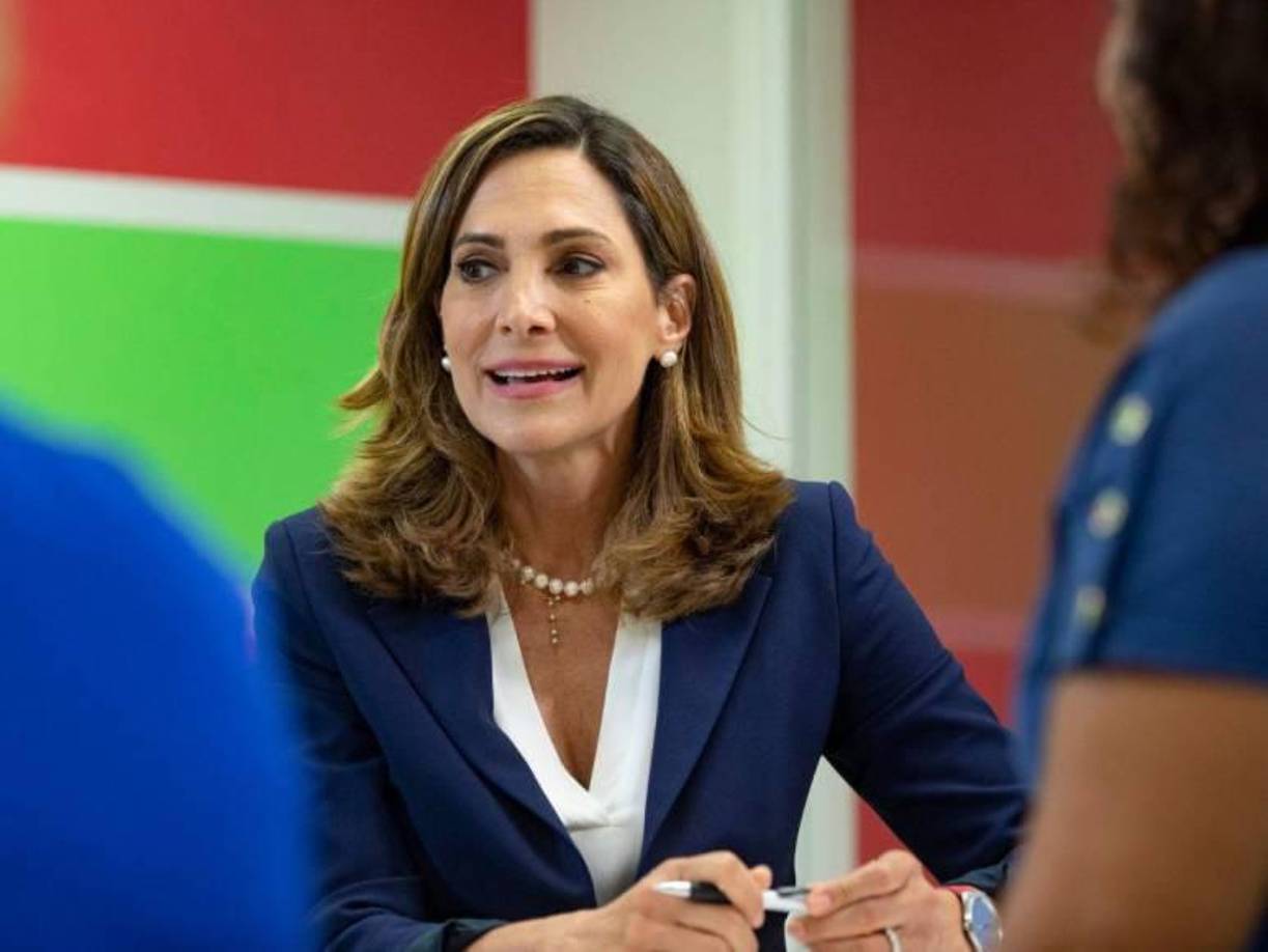 “La presidenta socialista Xiomara Castro y los dirigentes de Libre están fuera de control. Quieren dominar el Tribunal Supremo, ahora que algunos jueces opositores no están en el país. ¡Lo que aprueben suplentes de Libre será ilegítimo y sus visas americanas estarían en riesgo!”, fue la publicación de la congresista.