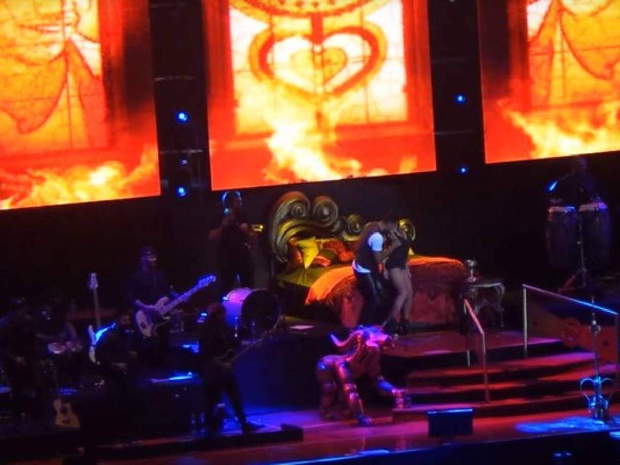 En su segunda presentación en el estadio de River, Romeo hizo subir al escenario a la modelo.